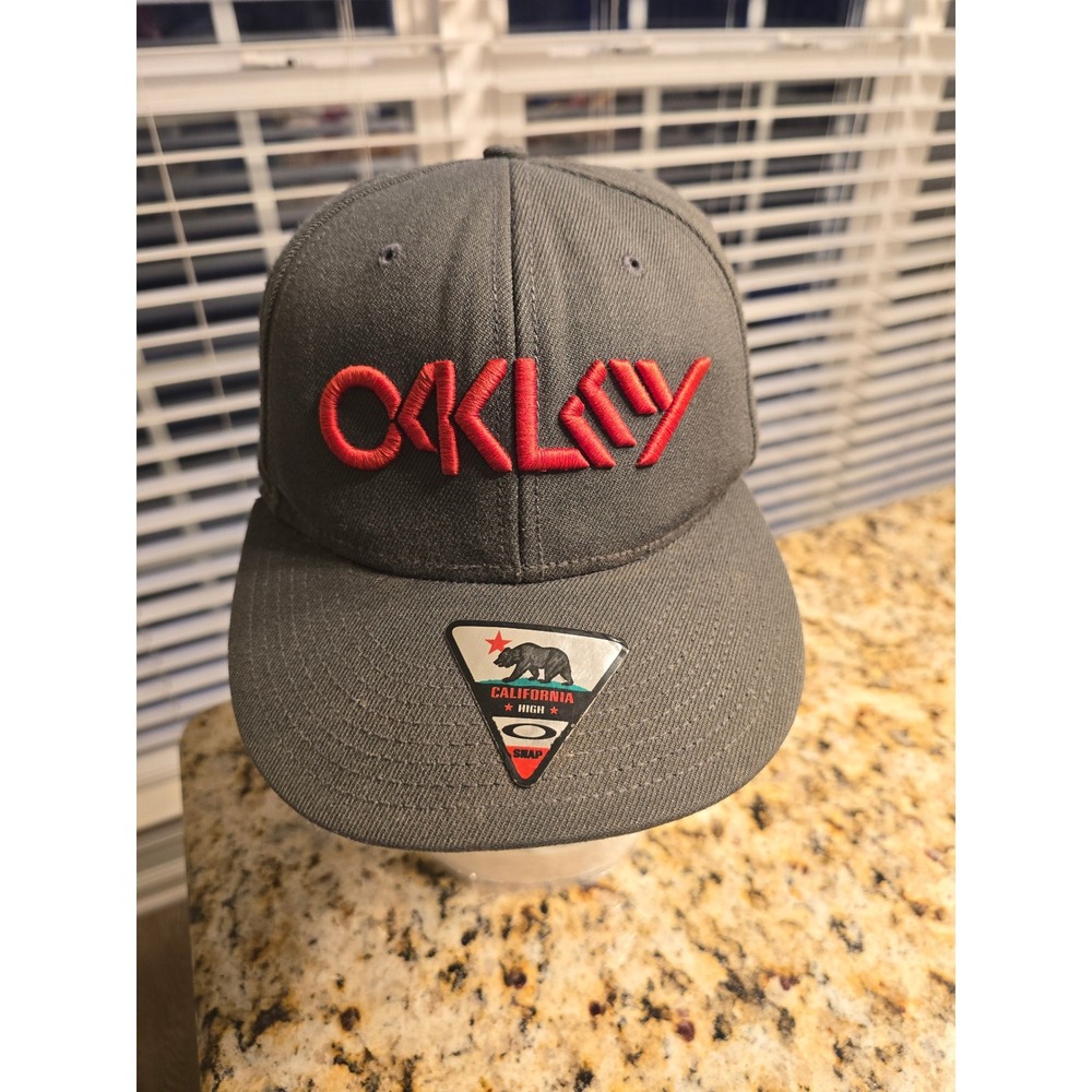 Oakley California High Snapback Hat Mens Gray Red Logo Flat Brim Cap‎